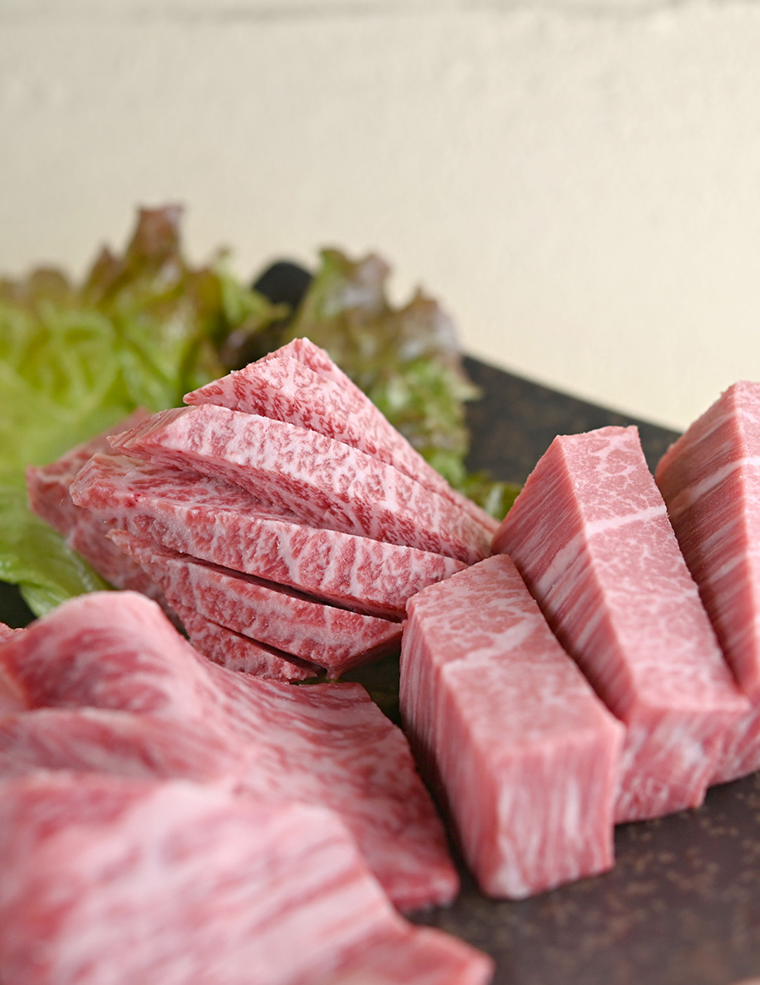 炭火で焼く和牛
